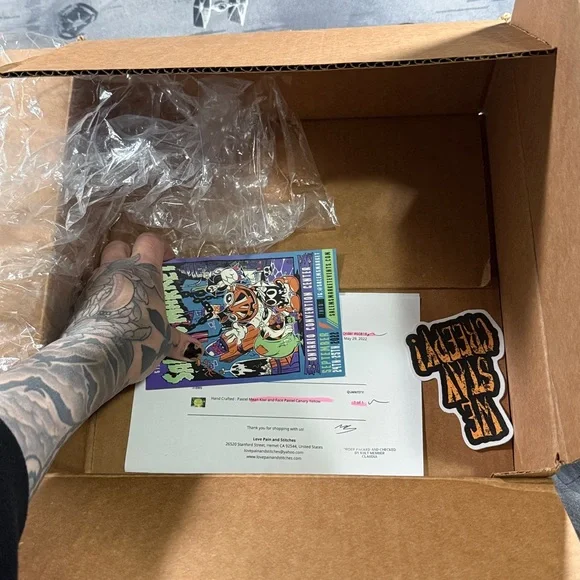 NWOT LOVE PAIN STITCHES MEANIE CROSSBODY W/SPECIAL LINER - Picture 6 of 7